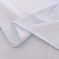 Gros plan sur le Jersey coton élasthanne au mètre de Longan Craft France, blanc et lisse, qui présente de légers plis sur un fond blanc assorti. Uni extensible en tissu jersey idéal pour les peignoirs et les projets de couture.