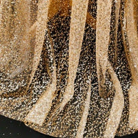 Le Tissu tulle brodé de paillettes scintillantes au mètre de Longan Craft France présente une broderie de paillettes scintillantes sur du tulle transparent, ajoutant un effet étincelant idéal pour les robes de mariée.