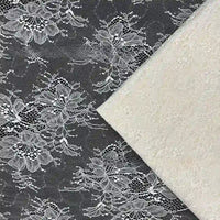 Gros plan sur deux tissus en dentelle : Tissu dentelle pailleté avec sequins au mètre de Longan Craft France, avec un motif floral, et une dentelle unie blanc cassé, les deux se chevauchant partiellement.