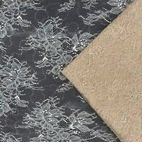 Le tissu dentelle pailleté avec sequins au mètre de Longan Craft France se compose d'une dentelle beige à paillettes de qualité sur une maille de dentelle florale noire et blanche, idéale pour les robes de chambre et la lingerie. Parfait comme tissu dentelle pour robe ou dentelle au mètre.