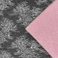 Deux tissus sont présentés : une dentelle noire pailletée de Longan Craft France avec des motifs floraux blancs, et un tissu floral rose pâle uni, le rose recouvrant partiellement la dentelle.