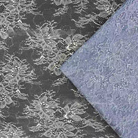 Deux pièces du tissu dentelle pailleté avec sequins au mètre de Longan Craft France sont présentées : l'une en blanc sur noir, l'autre en bleu clair. Toutes deux présentent des motifs floraux complexes et répétitifs, parfaits pour les peignoirs et la lingerie.