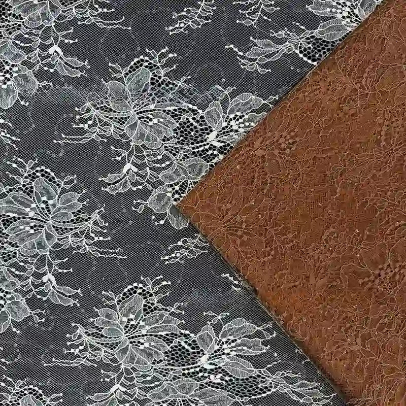 Deux tissus de dentelle de Longan Craft France sont présentés : le "Tissu dentelle pailleté avec sequins au mètre" blanc avec un motif floral sur une maille noire, et la dentelle brune pour peignoirs et lingerie, se chevauchant en angle.