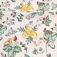 Le "Tissu motif Pâques lapin de printemps au mètre" de Longan Craft France est un coton doux et coloré, orné de lapins, fleurs jaunes, fraises et feuillages-idéal pour créations et décorations printanières.