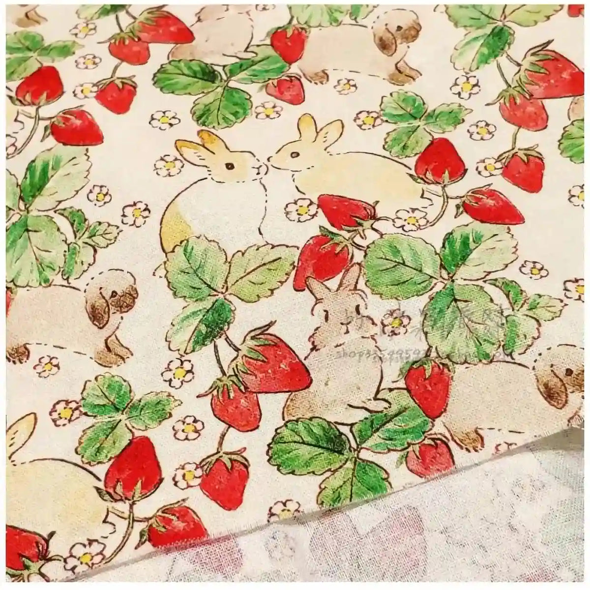 Le tissu motif Pâques lapin et fraises au mètre de Longan Craft France, 100 % coton doux et coloré, est idéal pour vos créations DIY printanières et décorations festives grâce à ses motifs ludiques de fraises et lapins.