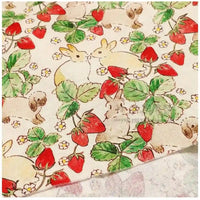 Le tissu motif Pâques lapin et fraises au mètre de Longan Craft France, 100 % coton doux et coloré, est idéal pour vos créations DIY printanières et décorations festives grâce à ses motifs ludiques de fraises et lapins.
