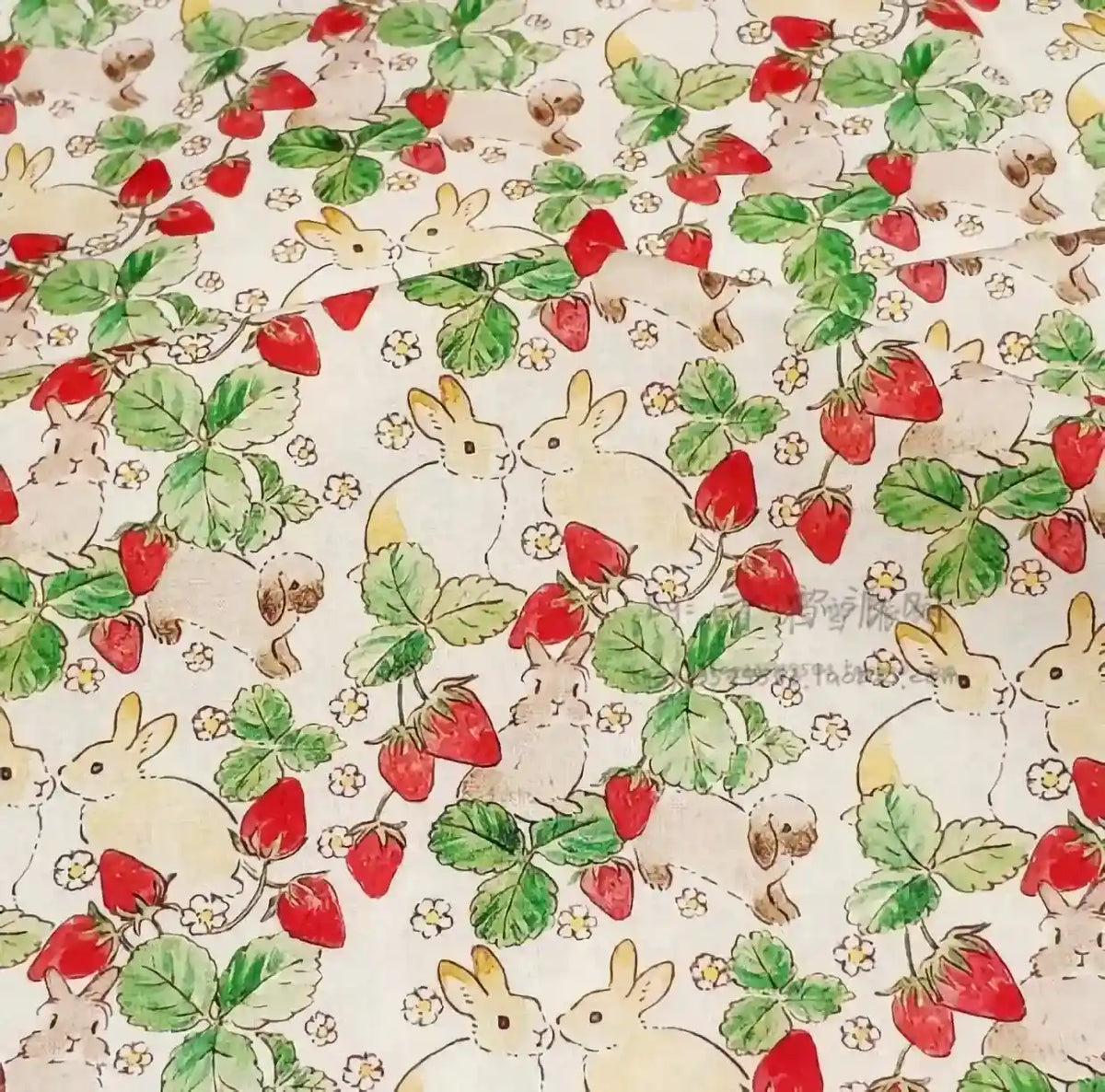 Découvrez le tissu motif Pâques lapin et fraises de Longan Craft France : 100 % coton doux et coloré, idéal au mètre pour vos créations DIY printanières et décorations festives !.