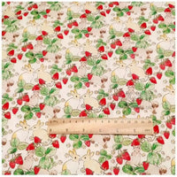 Le tissu motif Pâques lapin et fraises de Longan Craft France, 100 % coton doux, présente des lapins blancs, fraises rouges et feuilles vertes. Un mètre en bois est posé horizontalement en bas pour l'échelle.