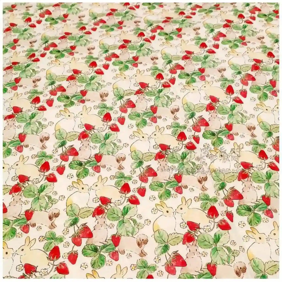 Le tissu motif Pâques lapin et fraises de Longan Craft France, 100% coton doux, présente des lapins jaunes, fraises rouges, feuilles vertes et fleurs blanches sur fond clair. Parfait pour vos créations DIY printanières et déco festive.