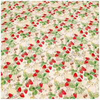 Le tissu motif Pâques lapin et fraises de Longan Craft France, 100% coton doux, présente des lapins jaunes, fraises rouges, feuilles vertes et fleurs blanches sur fond clair. Parfait pour vos créations DIY printanières et déco festive.