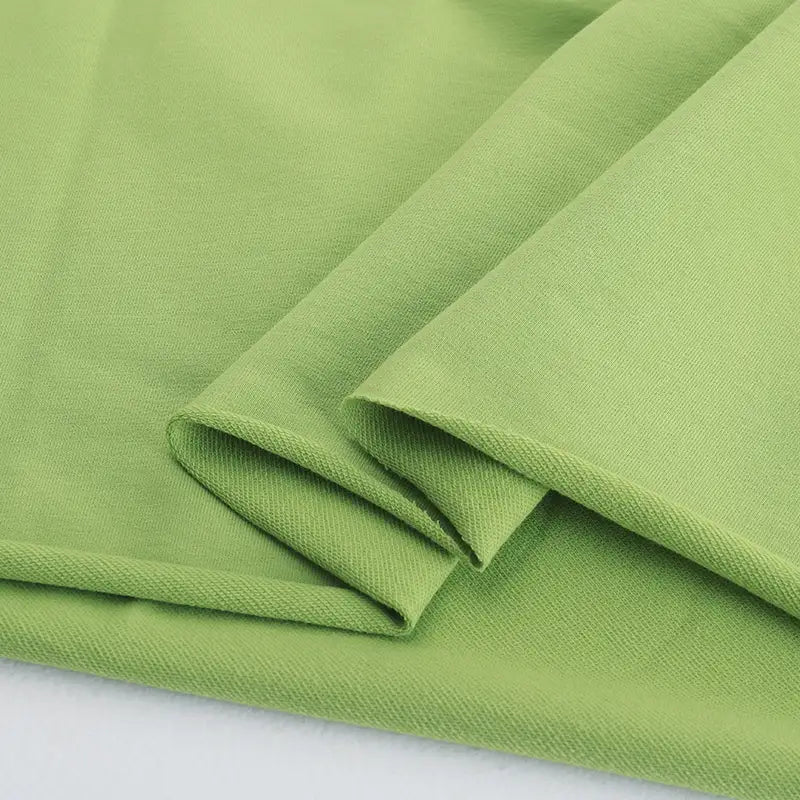 Découvrez de près le Tissu French Terry en coton extensible au mètre de Longan Craft France, tricoté multicolore et confortable, parfait pour des vêtements de sport ou des sweatshirts.