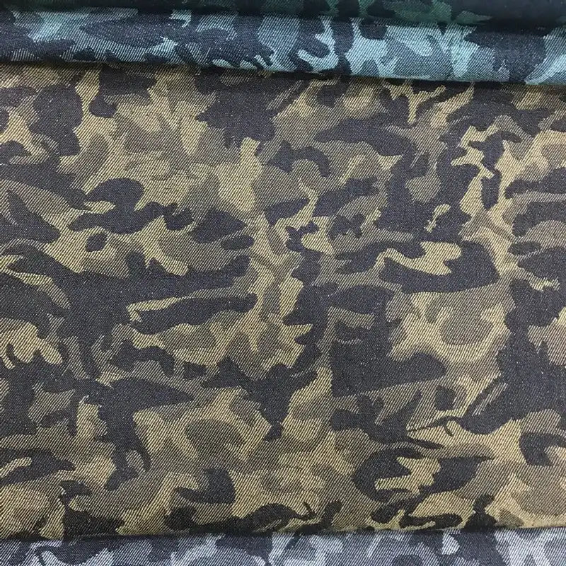 Trois pièces de tissu denim jacquard camouflage extensible, signées Longon Craft France, sont empilées horizontalement et présentent des motifs camouflage colorés verts, bruns et gris avec des formes abstraites.