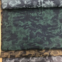 Trois rouleaux de tissu denim jacquard camouflage extensible au mètre de Longon Craft France (vert, bleu-gris et marron) sont empilés horizontalement et présentent des motifs denim camouflage classiques et colorés pour l'habillement.
