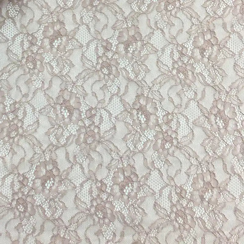 Un gros plan de la dentelle extensible multicolore de Longan Craft France montre son délicat motif floral et sa texture fine, parfaite pour la lingerie, les jupes et les vêtements. Disponible au mètre : Tissu dentelle extensible au mètre.