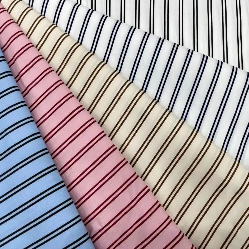 Cinq pièces de Linon de coton à fines rayures de Longan Craft France - blanc, beige, bleu, rose et crème avec des rayures foncées - constituent un tissu idéal pour les robes d'été.