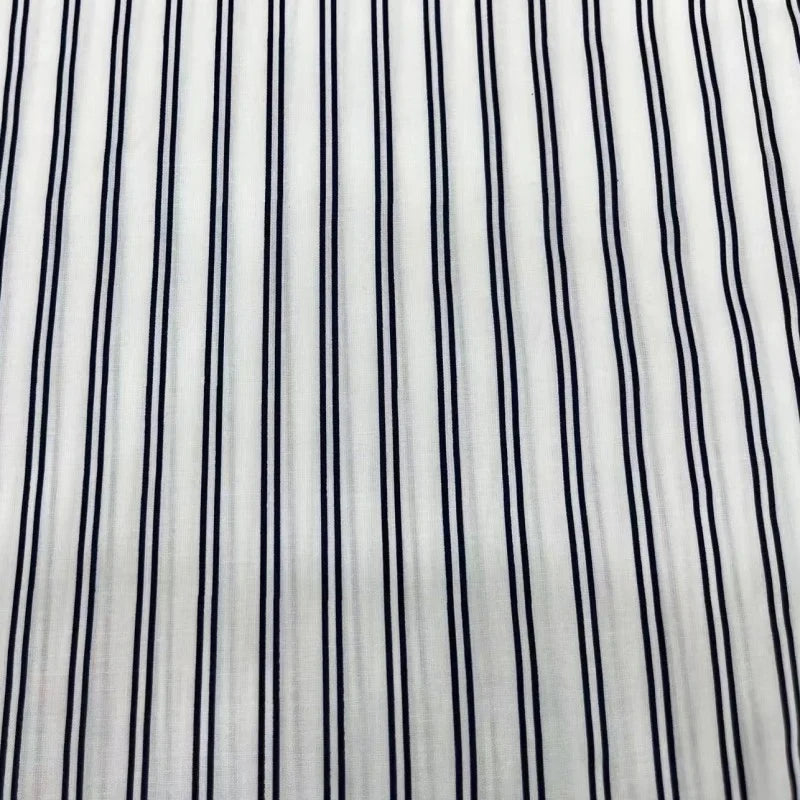Linon de coton à fines rayures au mètre de Longan Craft France : tissu imprimé multicolore idéal pour confectionner des robes ou vêtements d'été.
