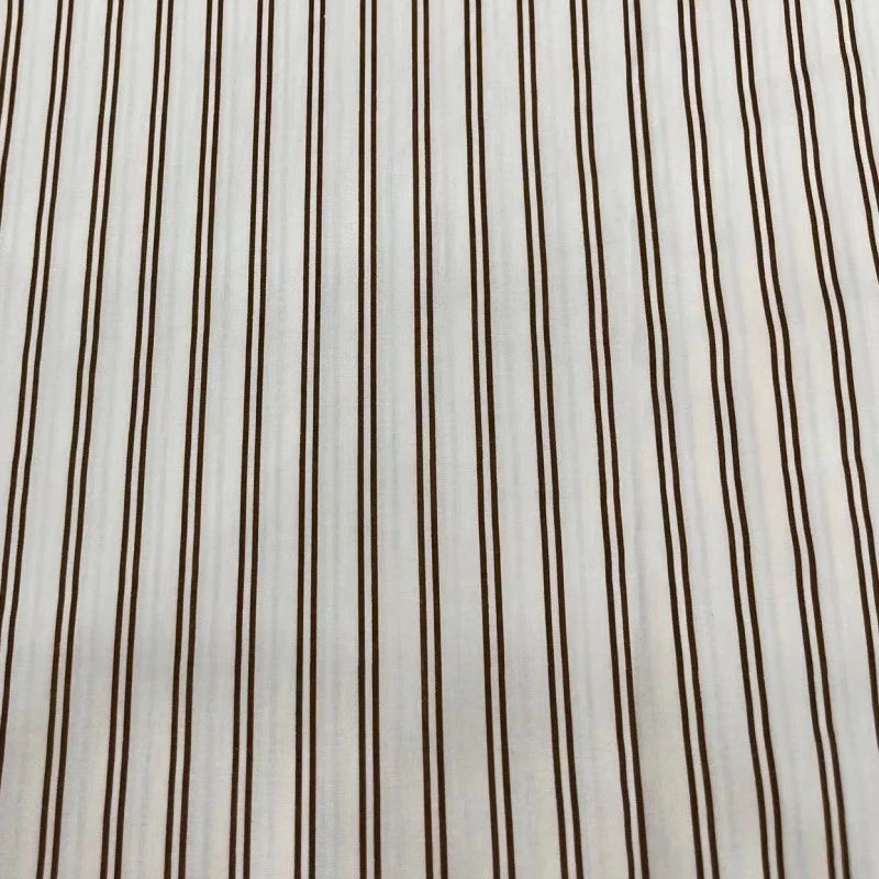 Découvrez le Linon de coton à fines rayures au mètre de Longan Craft France, un tissu en coton imprimé multicolore parfait pour la confection de robes et vêtements d'été.
