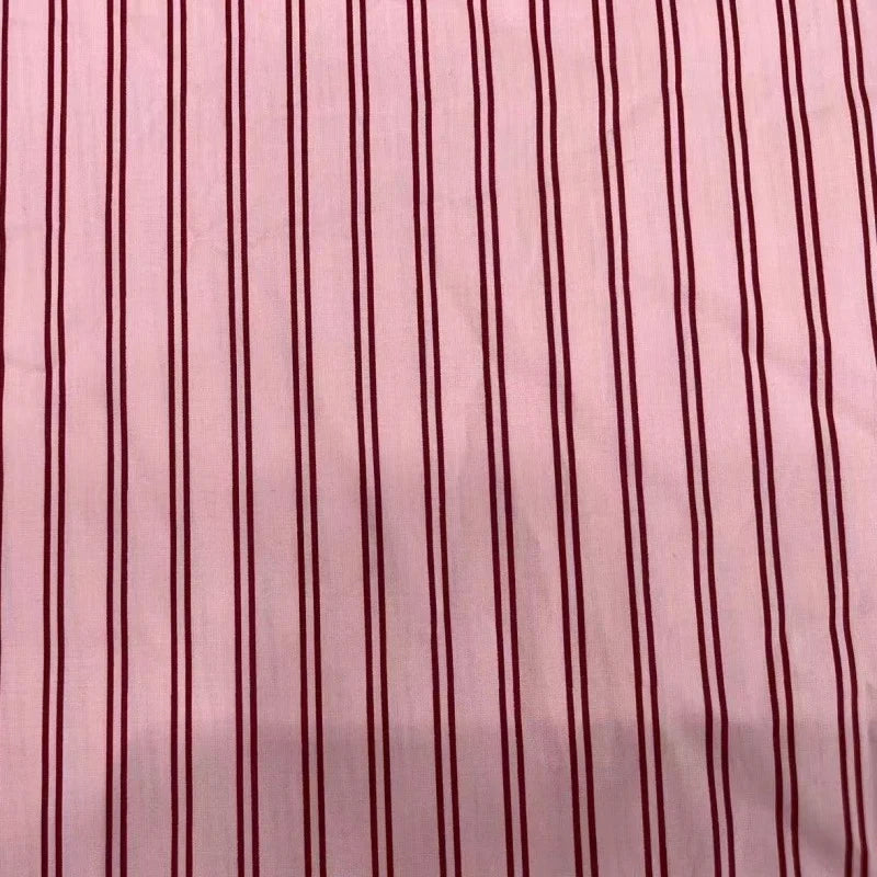 Découvrez de près le Linon de coton à fines rayures au mètre de Longan Craft France, un tissu en coton imprimé multicolore parfait pour la confection de robes et vêtements d'été.