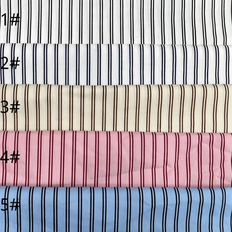 Cinq tissus "Linon de coton à fines rayures" de Longan Craft France, numérotés 1# à 5#, sont empilés, chacun avec une base colorée et des rayures fines, parfaits pour la confection de robes d'été.