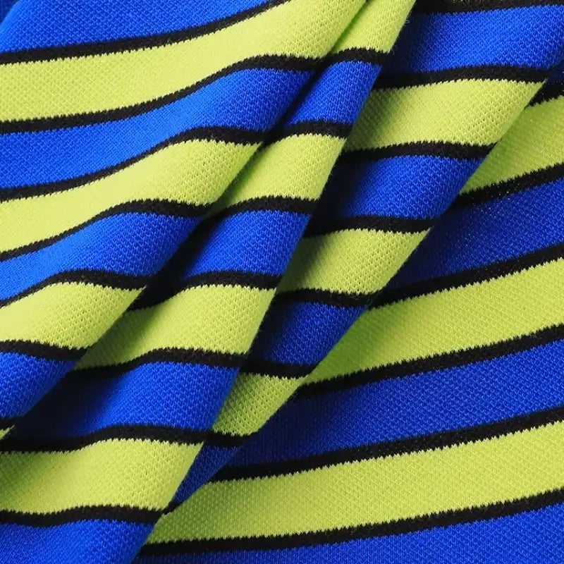 Tissu piqué de coton rayé au mètre de Longan Craft France : tissu tricolore extensible à coudre, idéal pour t-shirts et vêtements d'été. Rayures bleues, vert-jaune et noires avec texture côtelée.