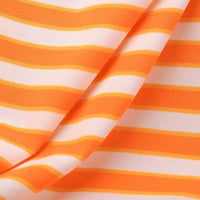 Un gros plan du tissu piqué de coton rayé au mètre de Longan Craft France montre des rayures orange, blanches et bleues avec un pli visible, mettant en valeur la texture tricolore extensible - un tissu de bricolage parfait pour coudre des t-shirts.