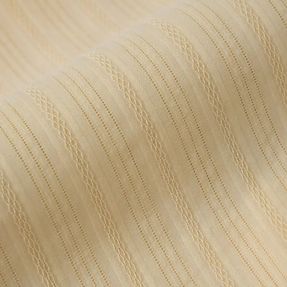 Gros plan sur le Tissu dobby jacquard ajouré rayé au mètre de Longan Craft France : tissu pur coton alternant des rayures texturées et de fins pointillés, offrant un aspect subtil et élégant, idéal pour la confection de vêtements.