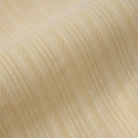 Gros plan sur le Tissu dobby jacquard ajouré rayé au mètre de Longan Craft France : tissu pur coton alternant des rayures texturées et de fins pointillés, offrant un aspect subtil et élégant, idéal pour la confection de vêtements.