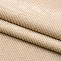 Gros plan sur le tissu velours côtelé épais 8 côtes au mètre de Longan Craft France, montrant ses douces stries parallèles. Ce tissu est idéal pour la décoration intérieure et l'ameublement, et est livré soigneusement plié au mètre.