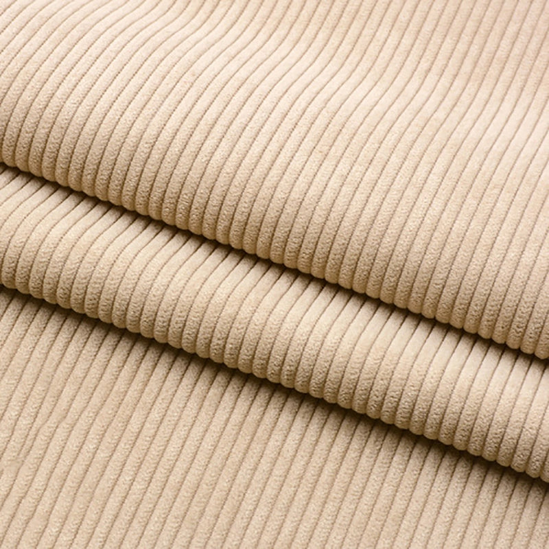 Gros plan sur le tissu velours côtelé épais 8 côtes au mètre de Longan Craft France, montrant ses douces stries parallèles. Ce tissu est idéal pour la décoration intérieure et l'ameublement, et est livré soigneusement plié au mètre.