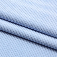 Un gros plan du velours épais 8 côtes côtelé au mètre de Longan Craft France montre sa texture douce et ses crêtes verticales en couches soigneusement pliées, idéales pour l'ameublement.