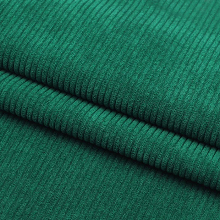 Gros plan sur le tissu velours côtelé épais 8 côtes au mètre de Longan Craft France, qui présente des lignes parallèles texturées et une surface polyester douce, parfaite pour l'ameublement et la décoration intérieure.