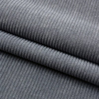 Gros plan sur le tissu velours côtelé épais 8 côtes au mètre de Longan Craft France, un tissu velours gris doux et texturé idéal pour la décoration intérieure et l'ameublement.