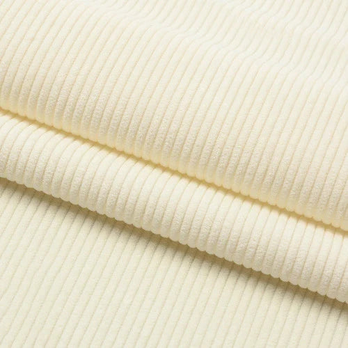 Gros plan sur le Velours côtelé coton 8 côtes uni au mètre de Longan Craft France, qui présente des teintes crème, des stries verticales et une texture douce - idéal pour le bricolage, l'habillement, les accessoires et la décoration.