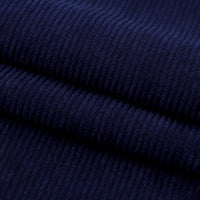 Un gros plan du tissu velours côtelé épais 8 côtes au mètre de Longan Craft France révèle un polyester souple bleu foncé avec des stries parallèles et des plis visibles - idéal pour la décoration intérieure et l'ameublement.