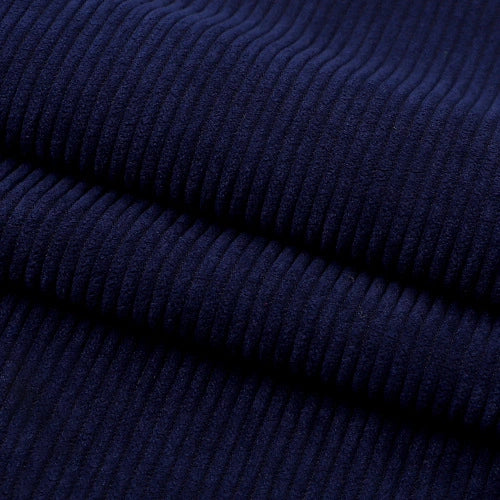 Un gros plan du tissu velours côtelé épais 8 côtes au mètre de Longan Craft France révèle un polyester souple bleu foncé avec des stries parallèles et des plis visibles - idéal pour la décoration intérieure et l'ameublement.