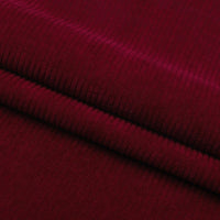 Gros plan sur le Tissu velours côtelé épais 8 côtes au mètre de Longan Craft France, de couleur bordeaux foncé, dont la texture douce et les fines lignes verticales sont idéales pour une décoration intérieure élégante ou un ameublement.