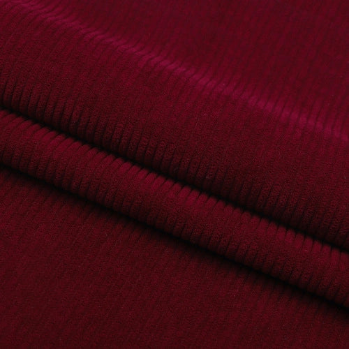 Gros plan sur le Tissu velours côtelé épais 8 côtes au mètre de Longan Craft France, de couleur bordeaux foncé, dont la texture douce et les fines lignes verticales sont idéales pour une décoration intérieure élégante ou un ameublement.