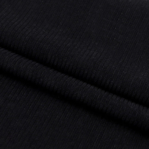 Gros plan sur le tissu velours côtelé épais 8 côtes au mètre de Longan Craft France, un tissu polyester souple aux plis horizontaux et aux lignes verticales subtiles, idéal pour la décoration intérieure et l'ameublement.
