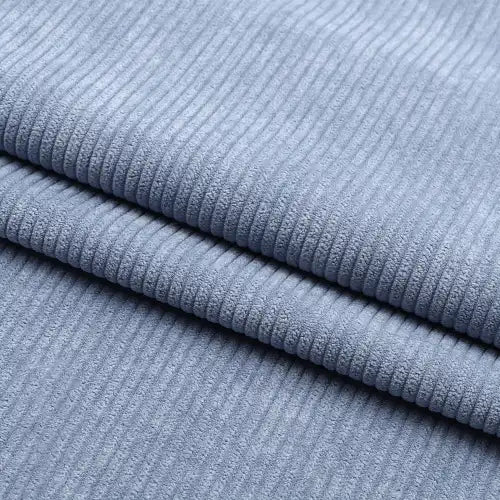 Gros plan sur le Velours côtelé coton 8 côtes uni de Longan Craft France, montrant sa texture côtelée douce et bleu clair, idéale pour les vêtements, les accessoires et la décoration. Fabriqué en 100% coton, vendu au mètre.