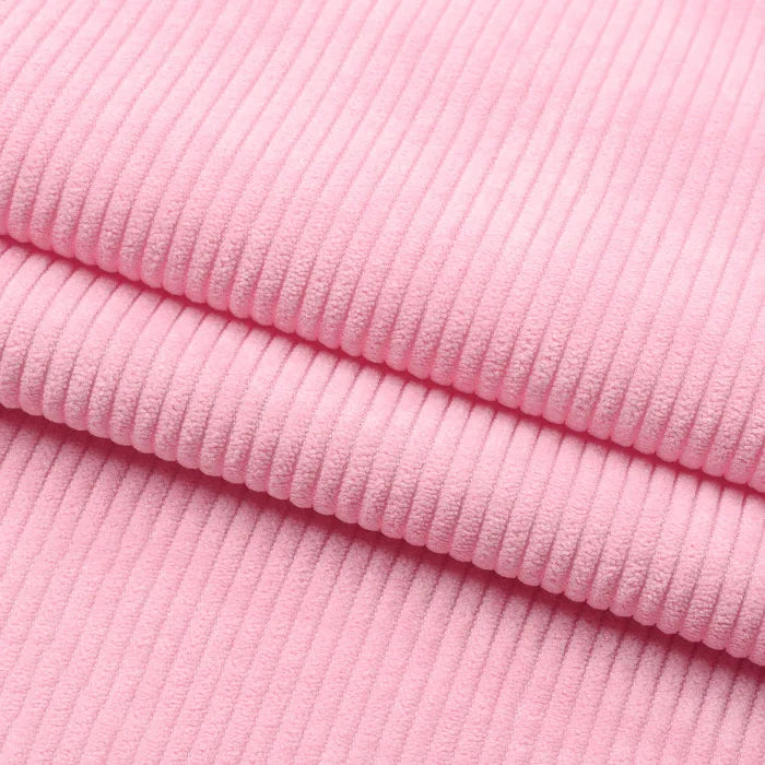 Gros plan sur le tissu velours côtelé épais 8 côtes au mètre de Longan Craft France, qui présente ses stries verticales et sa texture douce - parfait pour l'ameublement et la décoration intérieure.