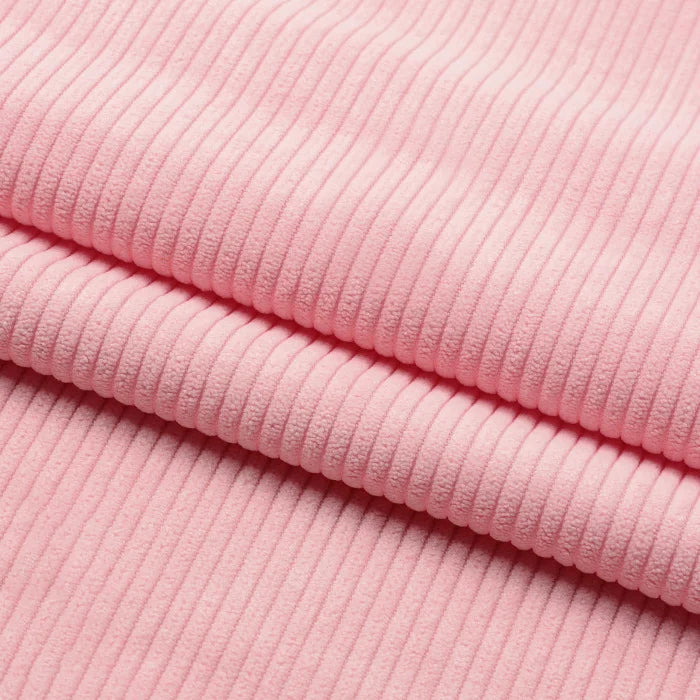 Un gros plan du Tissu velours côtelé épais 8 côtes au mètre de Longan Craft France montre sa texture douce et nervurée, idéale pour l'ameublement et la décoration intérieure.