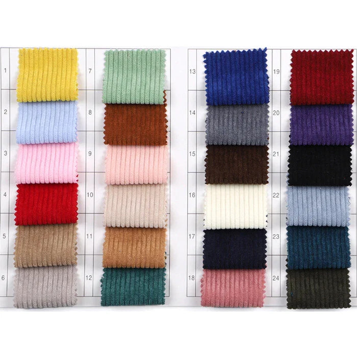 Des rangées de tissus rectangulaires en velours côtelé épais 8 côtes au mètre de Longan Craft France de différentes couleurs sont disposées sur un fond blanc numéroté, mettant en valeur des tons allant du pastel au foncé pour l'ameublement.