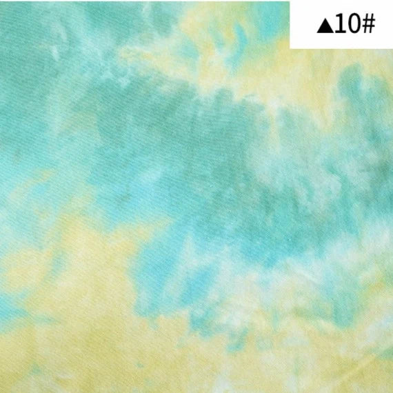 Tissu French Terry en coton tie-dye au mètre de Longan Craft France, imprimé en dégradé bleu clair, vert et jaune. Étiquette blanche avec triangle noir et "10#" en haut à droite. Idéal pour sweatshirts et vêtements confortables.