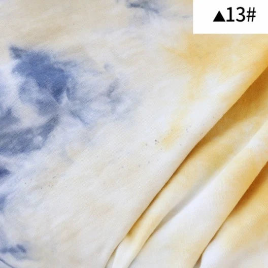 Gros plan sur le tissu French Terry en coton tie-dye jaune et bleu de Longan Craft France, doux et confortable, idéal pour sweatshirts. Etiquette "▲13#". Disponible au mètre pour tous vos vêtements créatifs.