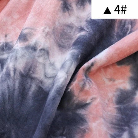 Gros plan sur un tissu coton French Terry tie-dye rose et bleu foncé de Longan Craft France ; en haut à droite, une boîte blanche avec un triangle noir et "4#". Parfait pour vêtements, vendu au mètre.