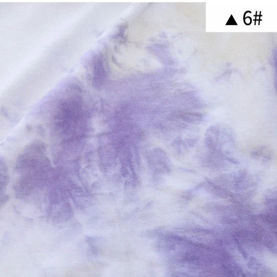 Un tissu French Terry en coton tie-dye, dégradé violet et blanc, idéal pour sweatshirts. En haut à droite : une boîte blanche avec un triangle noir et "6#". Par Longan Craft France. Confortable et vendu au mètre.
