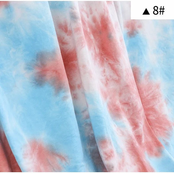Tissu French Terry en coton tie-dye bleu clair et rose, imprimé en dégradé, par Longan Craft France, drapé en plis doux. En haut à droite : symbole triangle et étiquette "8#".