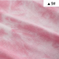 Gros plan sur le tissu rose et blanc tie-dye French Terry en coton au mètre de Longan Craft France, qui présente des plis doux et ondulés, parfaits pour les sweatshirts confortables. Une étiquette en haut à droite indique "▲ 9#".