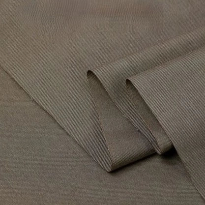Gros plan sur le pliage du tissu kaki sergé coton et lyocell de Longan Craft France, montrant son tissage diagonal visible. Ce tissu confortable et respirant en coton et lyocell est idéal pour la confection de chemises.
