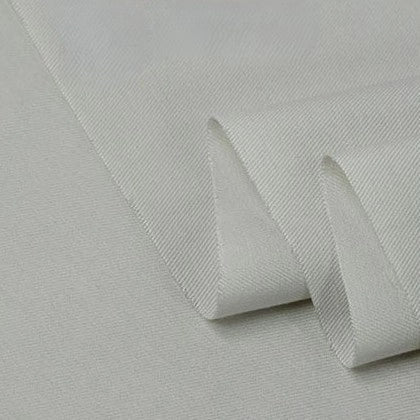Gros plan sur le tissu sergé coton et lyocell au mètre de Longan Craft France, un textile uni doux et respirant à armure sergée et bord plié. Idéal pour les chemises, ce tissu coton-lyocell offre confort et qualité.